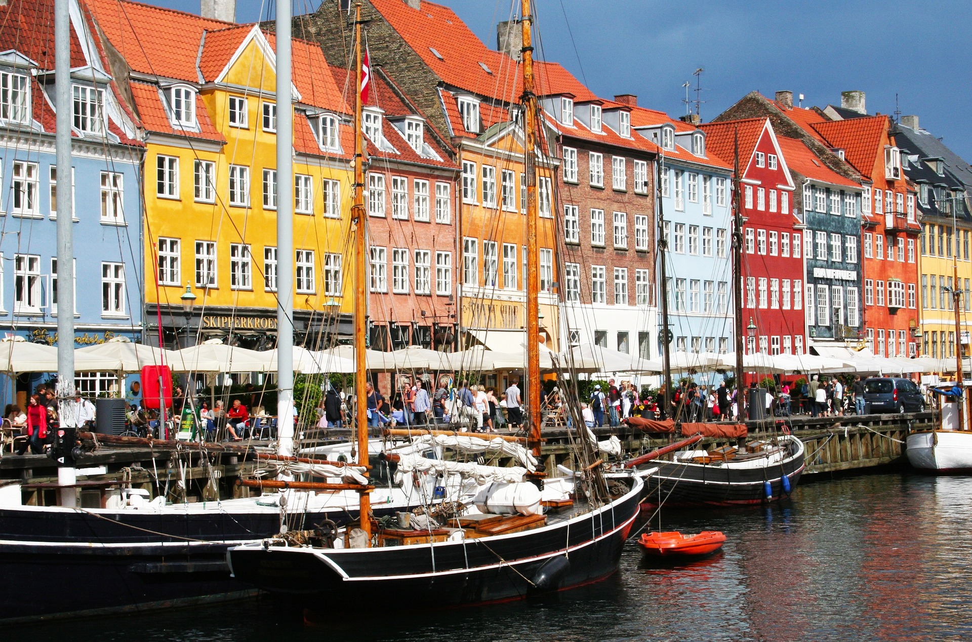 copenhagen- quartier du port a des navires en bois et des maisons colorées dun côté ou de lautre du canal de Nyhavn